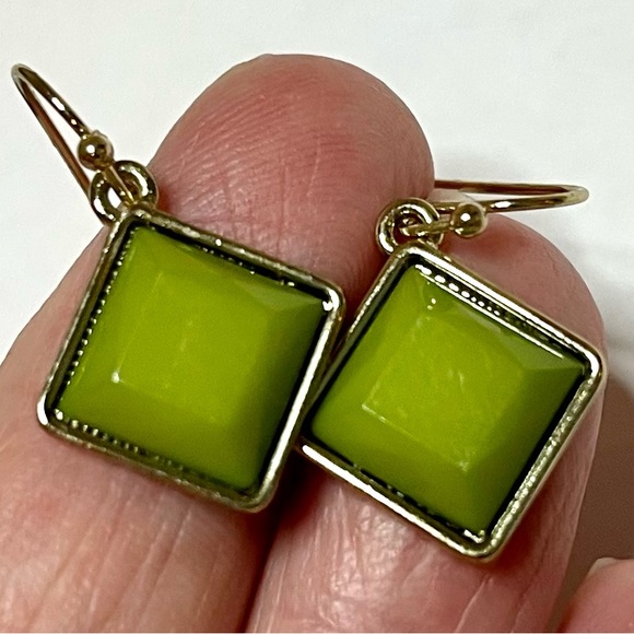 Green silver tone wire pierced earrings - jewelry - Picture 10 of 11